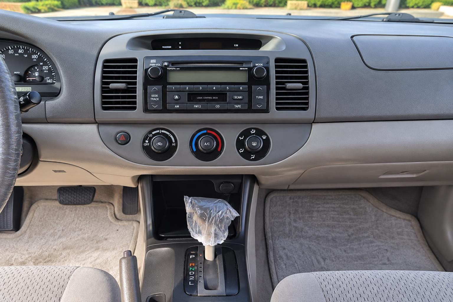 Vehicle photo 14