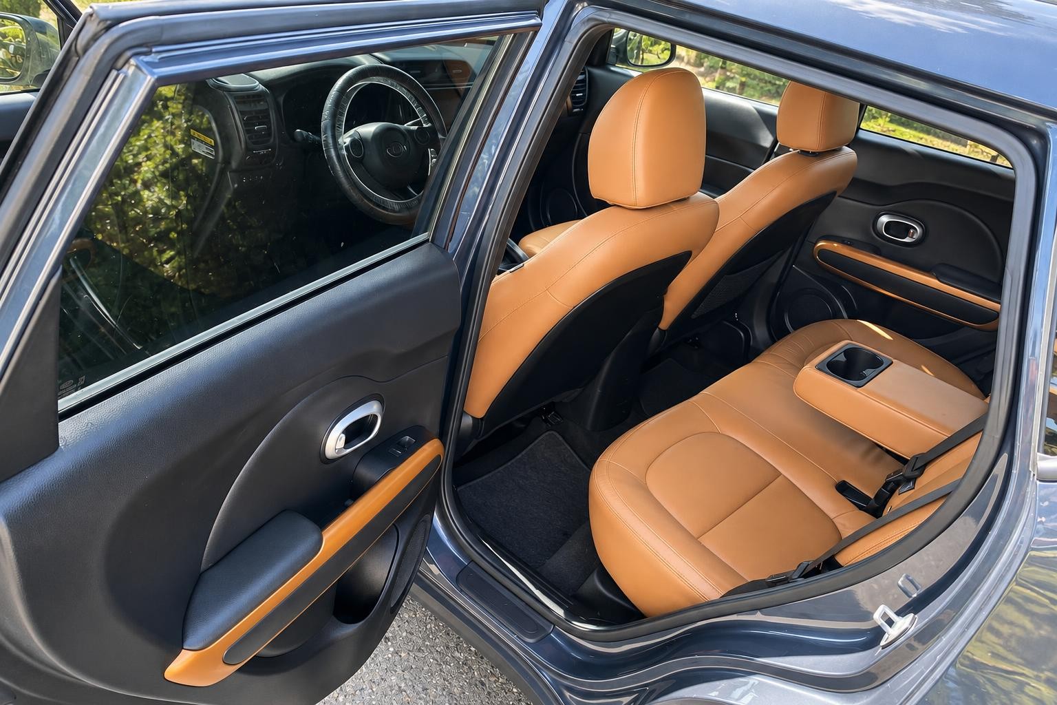 Vehicle photo 6