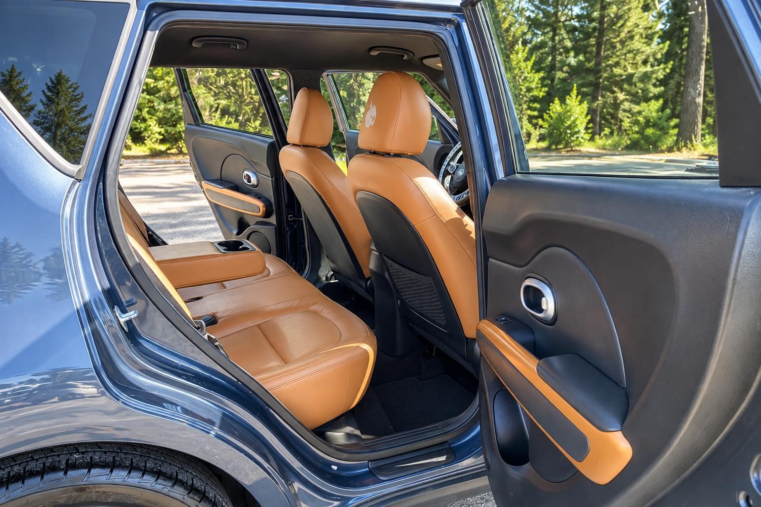 Vehicle photo 9