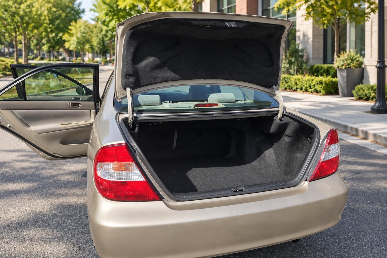 Vehicle photo 7